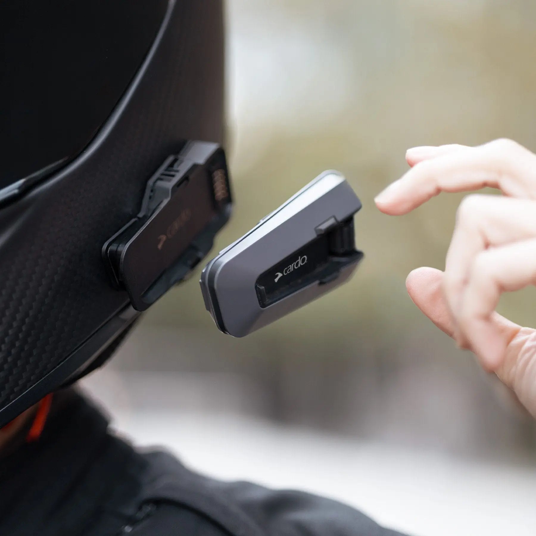 Cardo Packtalk Edge – Motorrad Mesh Intercom mit Air-Mount