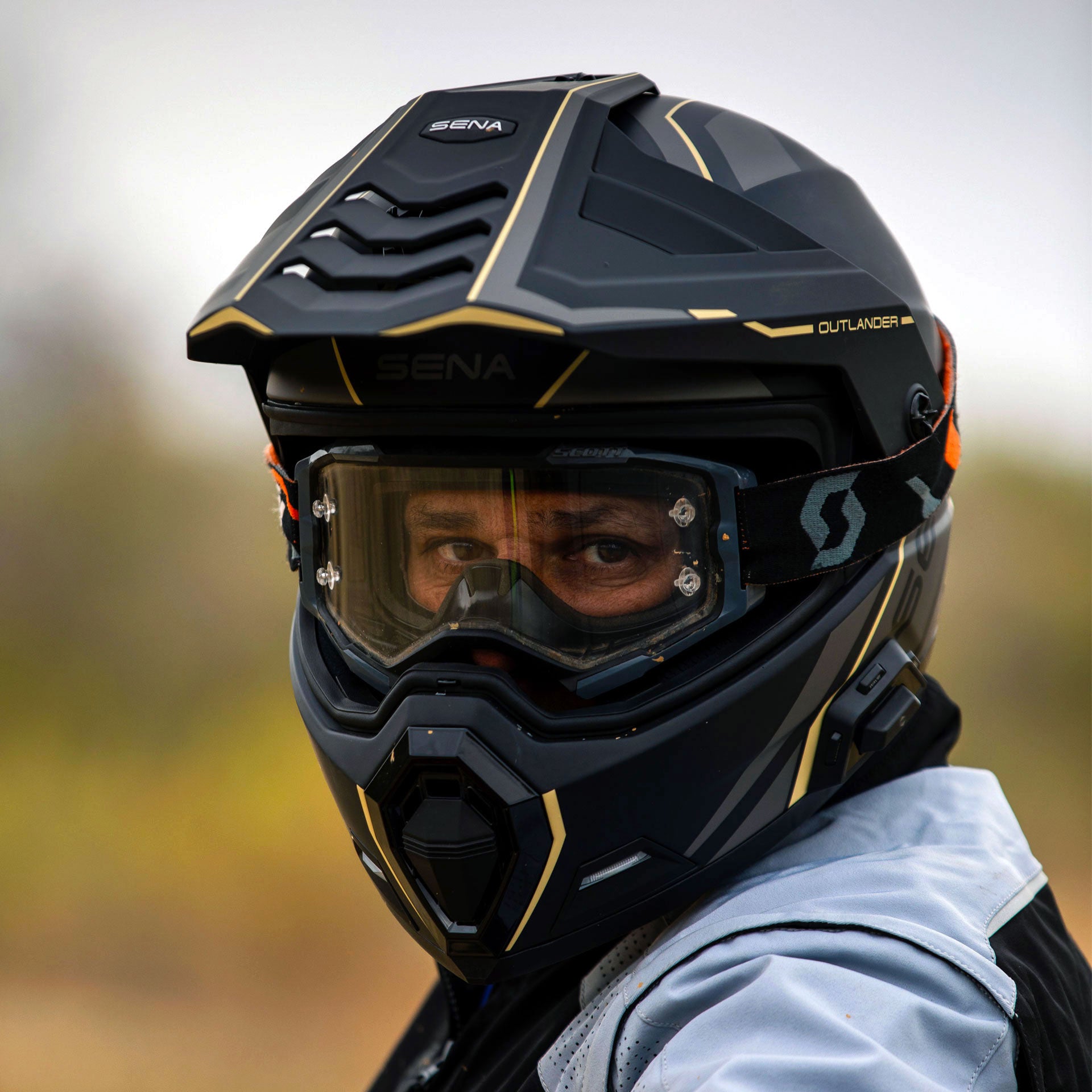 Sena Outlander – Adventure Smart-Helm mit Mesh 3.0, Wave Intercom & LED-Bremslicht